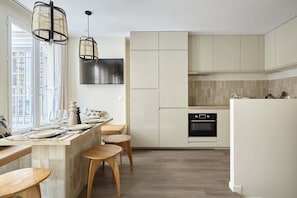 Réfrigérateur, micro-ondes, plaque de cuisson, lave-vaisselle