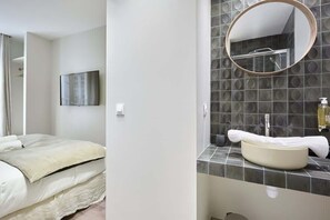 Regadera, secadora de cabello, toallas, shampoo 