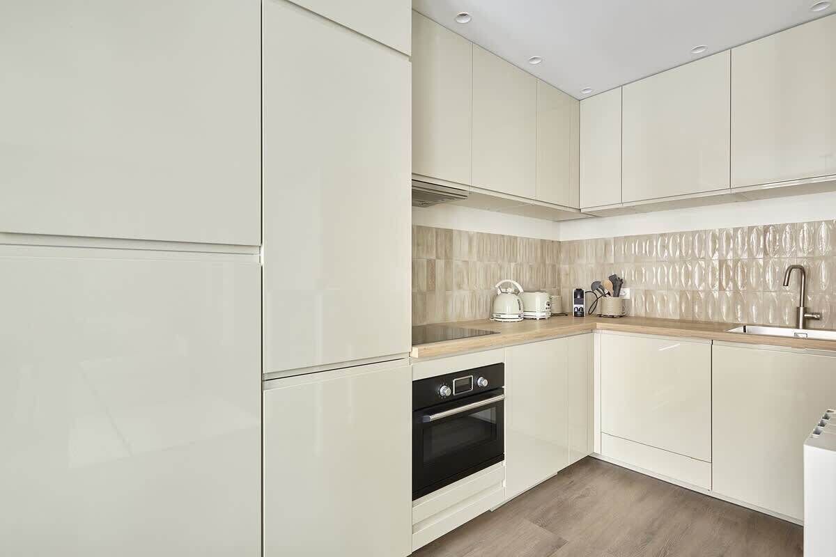 Een koelkast, een microgolfoven, een kookplaat, een vaatwasser