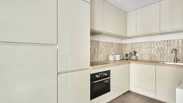 Een koelkast, een microgolfoven, een kookplaat, een vaatwasser