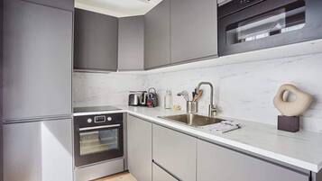 Refrigerador, microondas, horno y parrilla de estufa