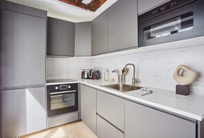 Réfrigérateur, micro-ondes, four, plaque de cuisson