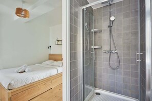 Douche, sèche-cheveux, serviettes fournies