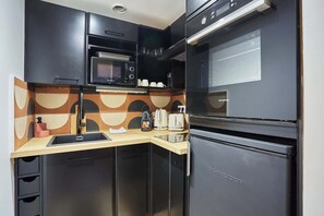 Kühlschrank, Mikrowelle, Herdplatte, Wasserkocher mit Kaffee-/Teezubehör