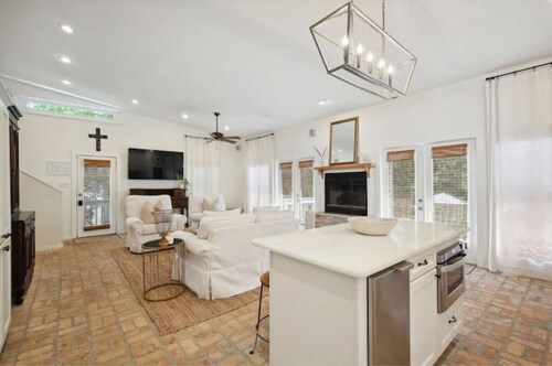 Blume Cottage-Historic 2BR Getaway, Walk to Lake Pontchartrain & Cafe's