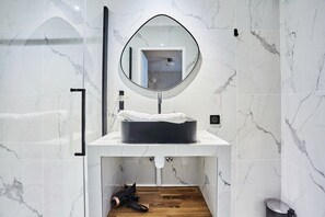 Douche, sèche-cheveux, serviettes fournies, savon