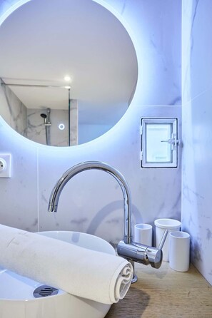 Douche, séchoir à cheveux, serviettes fournies, savon