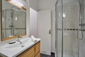 Shower, hair dryer, towels, shampoo