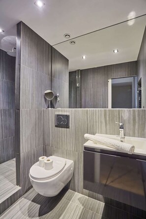 Dusj, hårføner og håndklær