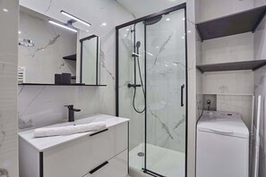 Hair dryer, towels, soap, shampoo - Charming Apartment Center of Paris-Montorgueil (Paris)