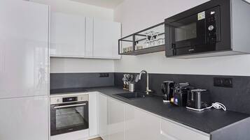 Réfrigérateur, micro-ondes, four, plaque de cuisson