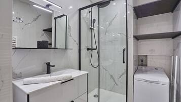 Douche, sĂšche-cheveux, serviettes fournies, savon