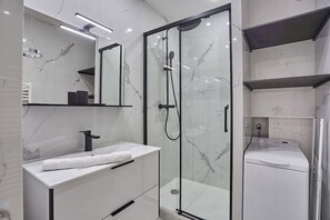 Dusche, Haartrockner, Handtücher, Seife