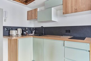 Fridge, microwave, stovetop, dishwasher