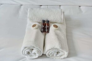 Suihku, hiustenkuivaaja, pyyhkeet, saippua