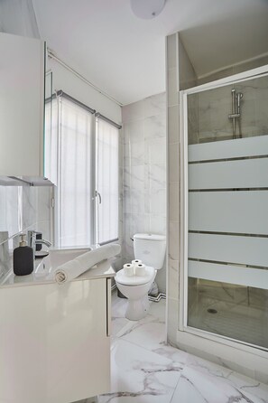 Dusj, hårføner og håndklær