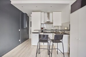 Geladeira, micro-ondas, cafeteira/chaleira, torradeira