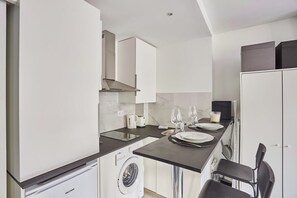 Kjøleskap, mikrobølgeovn, kaffetrakter/tekoker og brødrister