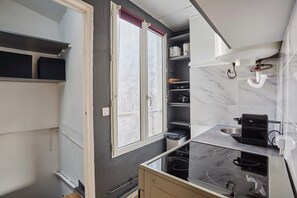 Réfrigérateur, micro-ondes, four, cafetière/bouilloire