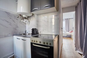Fridge, microwave, oven, coffee/tea maker - Nice Studio Beaubourg/Le Marais 6 (Paris)