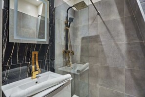 ヘアドライヤー、タオル、シャンプ  ー