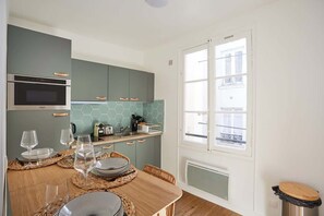 Réfrigérateur, micro-ondes, plaque de cuisson, cafetière/bouilloire