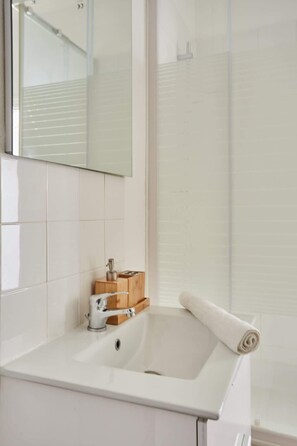 Shower, hair dryer, towels, shampoo