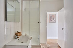 Shower, hair dryer, towels, shampoo