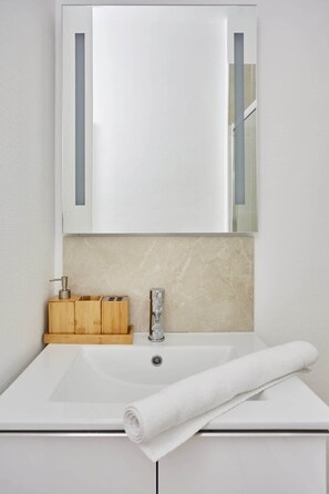 Shower, hair dryer, towels, shampoo - Sublim apartment Beaubourg/Le Marais (Paris)