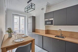 Réfrigérateur, micro-ondes, plaque de cuisson, lave-vaisselle