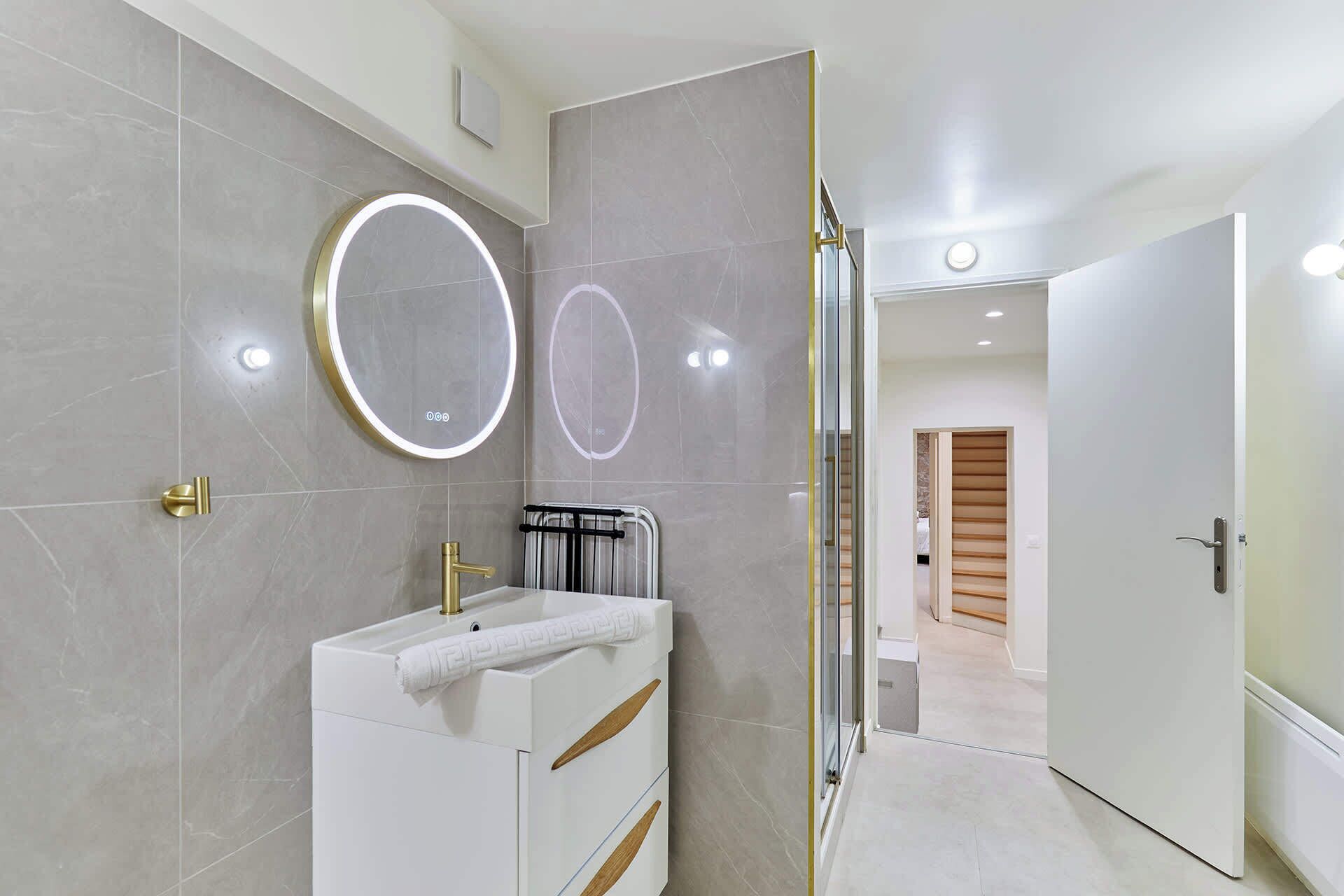 Regadera, secadora de cabello, toallas, jabón 