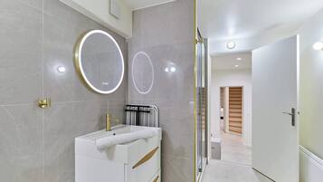 Regadera, secadora de cabello, toallas, jabón