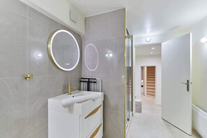 Regadera, secadora de cabello, toallas, jabón 