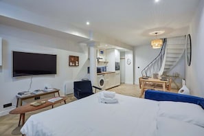 1 quarto, ferros/tábuas de passar roupa, berço de viagem