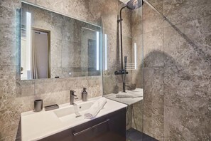 Regadera, secadora de cabello, toallas, shampoo 