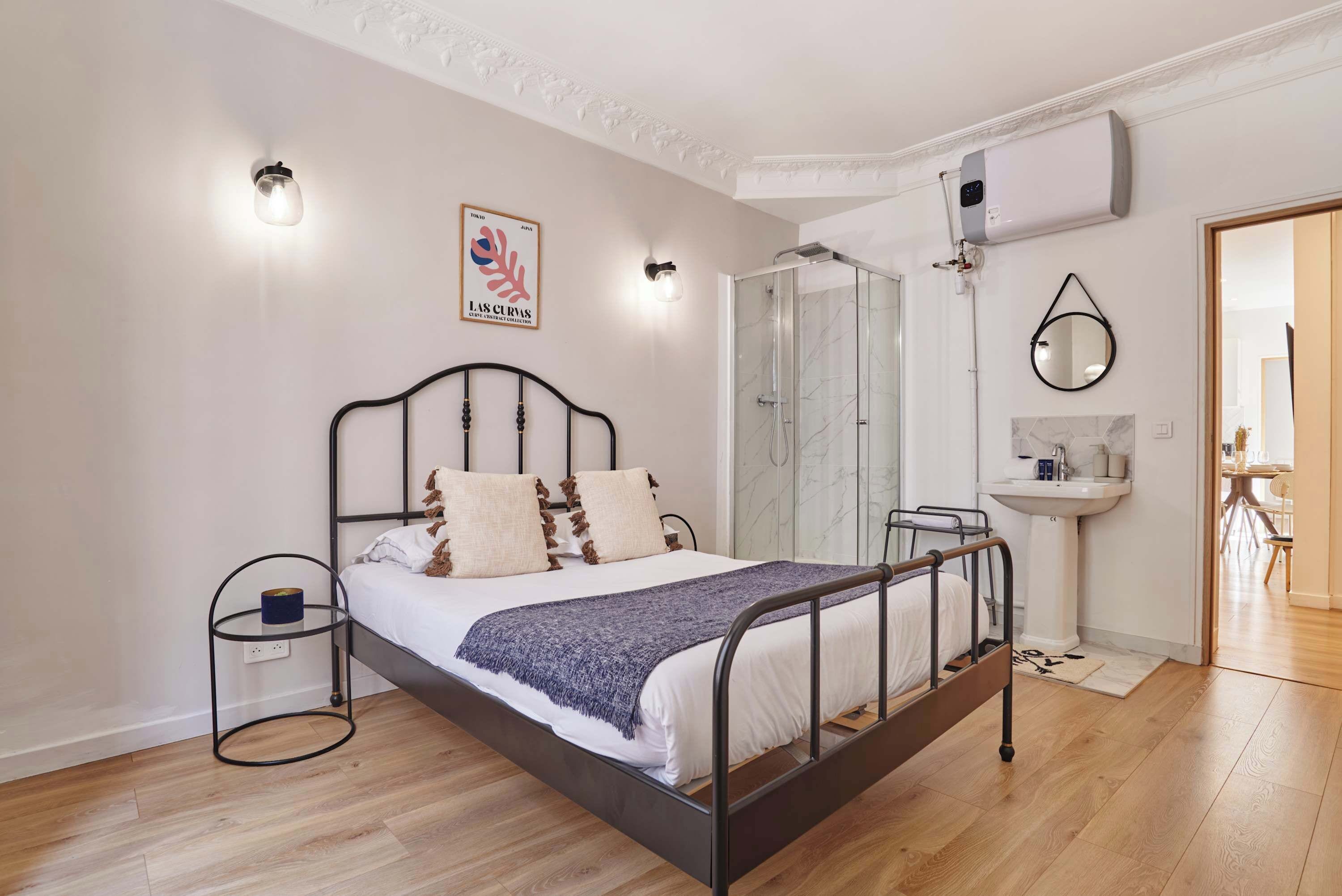 3 bedrooms, iron/ironing board, WiFi (free), bed sheets