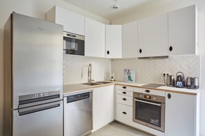 Een koelkast, een microgolfoven, een kookplaat, een vaatwasser