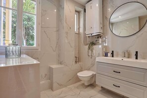 Shower, hair dryer, towels, shampoo