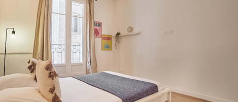 3 bedrooms, iron/ironing board, WiFi (free), bed sheets