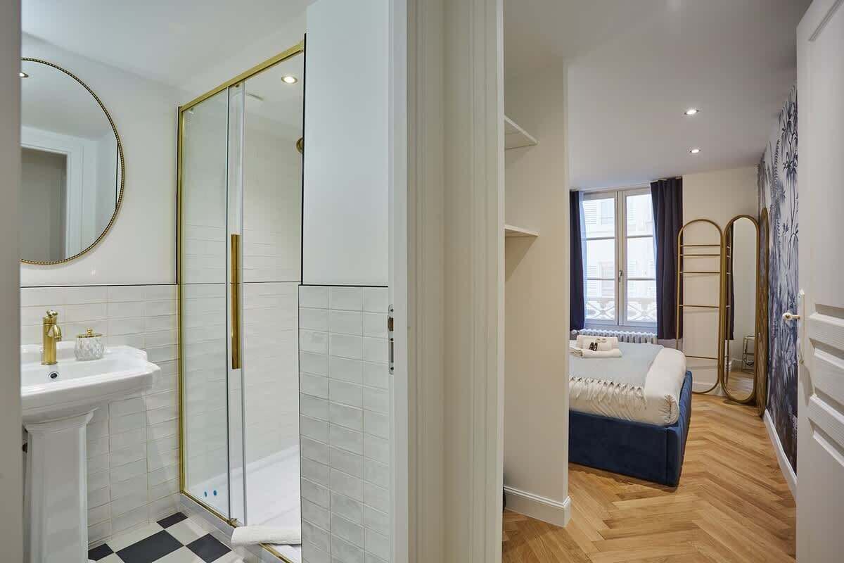 Douche, sèche-cheveux, serviettes fournies, shampoing