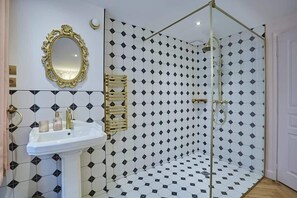 Shower, hair dryer, towels, shampoo