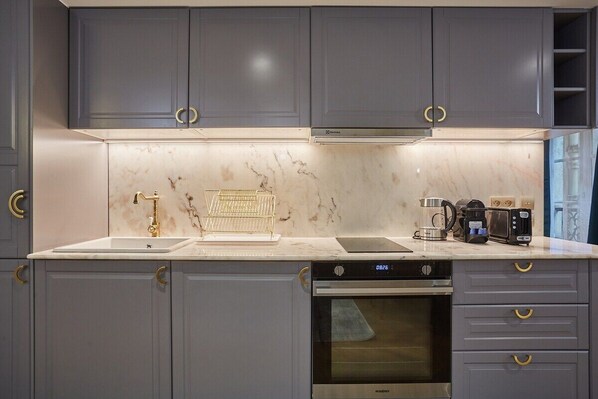 Frigorífico, microondas, horno y placa de cocina