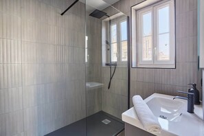 Shower, hair dryer, towels