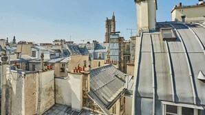 Un área urbana densamente poblada con numerosos edificios de techos planos y chimeneas.