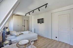 Iron/ironing board, travel crib, free WiFi, bed sheets