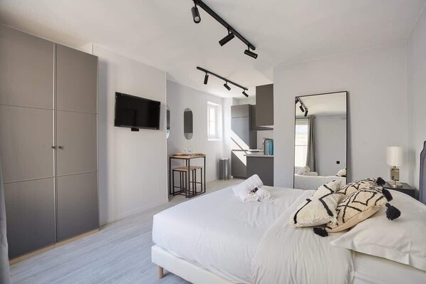 Iron/ironing board, travel crib, free WiFi, bed sheets