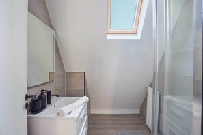 Een douche, een haardroger, handdoeken, shampoo