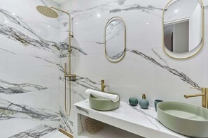 Shower, hair dryer, towels, shampoo