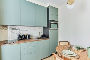 Kühlschrank, Mikrowelle, Herdplatte, Wasserkocher mit Kaffee-/Teezubehör