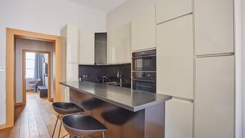 Kühlschrank, Mikrowelle, Ofen, Geschirrspüler